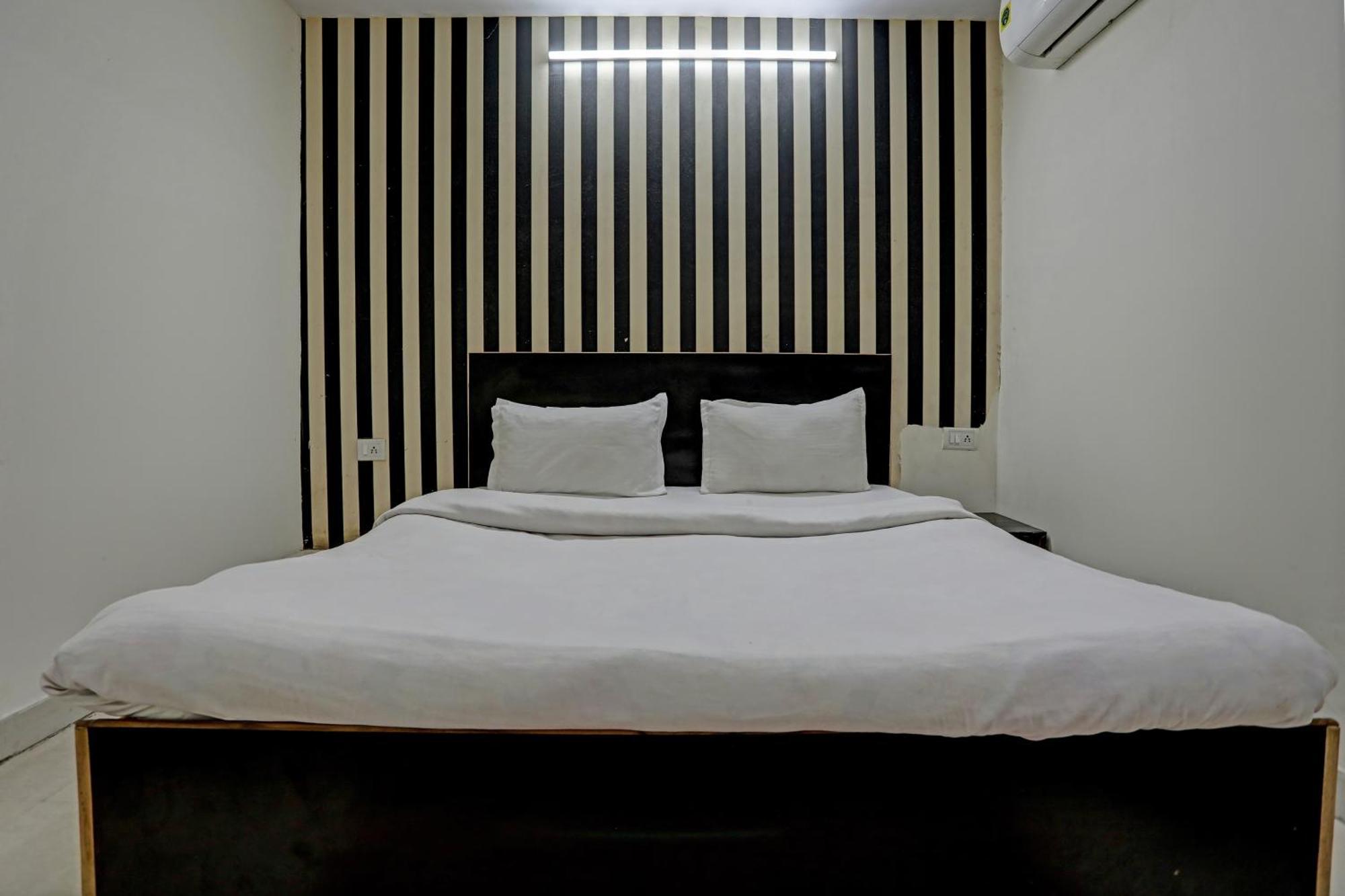 Hotel O Kanak Palace Ню Делхи Екстериор снимка