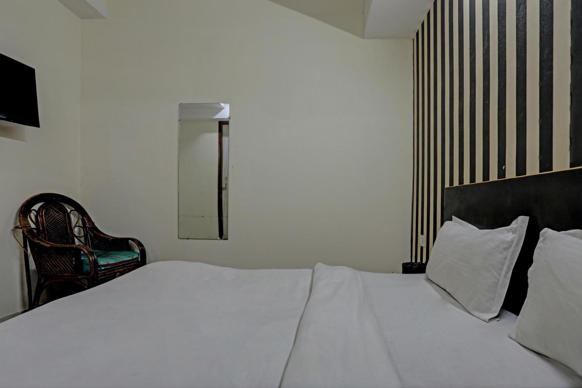 Hotel O Kanak Palace Ню Делхи Екстериор снимка