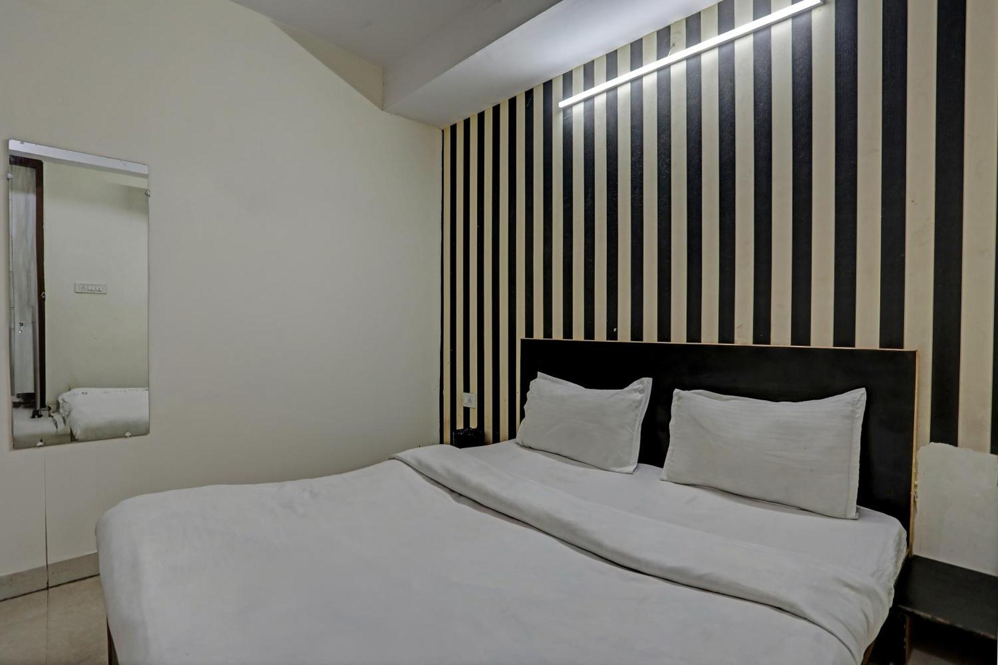 Hotel O Kanak Palace Ню Делхи Екстериор снимка