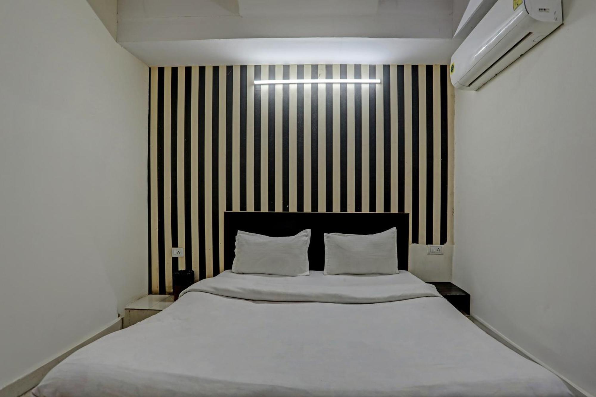 Hotel O Kanak Palace Ню Делхи Екстериор снимка